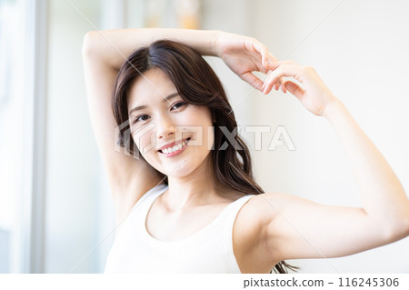 黑長髮的年輕女子（美女形象，白色無袖，靠窗，自然光） 116245306