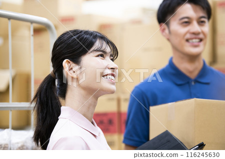 在倉庫工作的女員工 116245630