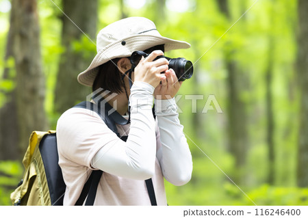 徒步旅行時拍照的女人 116246400