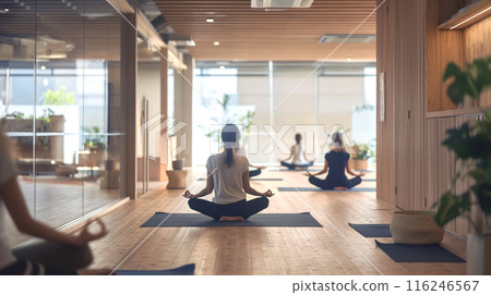 做瑜伽的少婦在瑜伽演播室 做瑜伽的少婦在瑜伽演播室 116246567