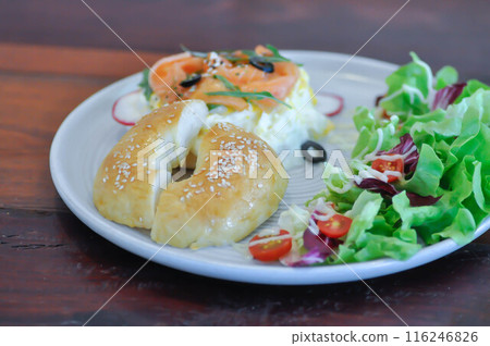 smoke salmon bagel, salmon bagel with salad smoke salmon bagel, salmon bagel with salad 116246826