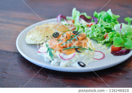 smoke salmon bagel, salmon bagel with salad smoke salmon bagel, salmon bagel with salad 116246828