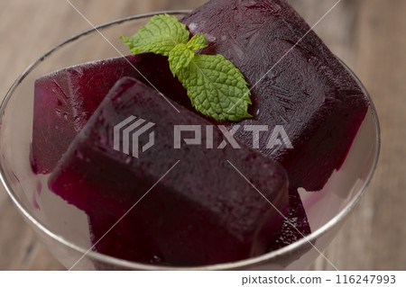 Red shiso sherbet, ice cream, glass 116247993