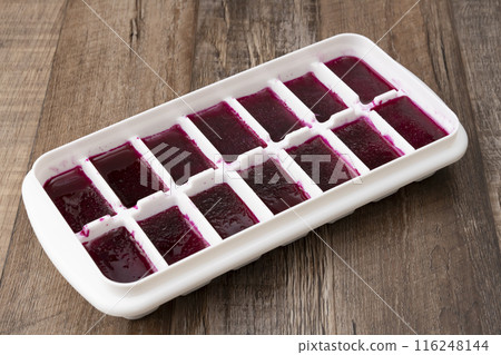 紅紫蘇冰沙、冰淇淋、冰塊托盤中冷凍的果汁 116248144