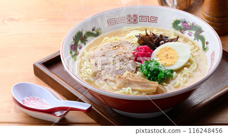 Steaming, sizzling soy sauce and pork bone ramen 116248456
