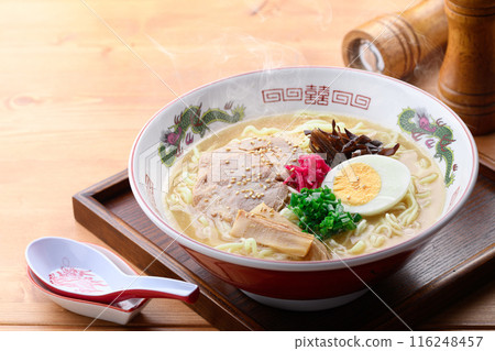 Steaming, sizzling soy sauce and pork bone ramen 116248457