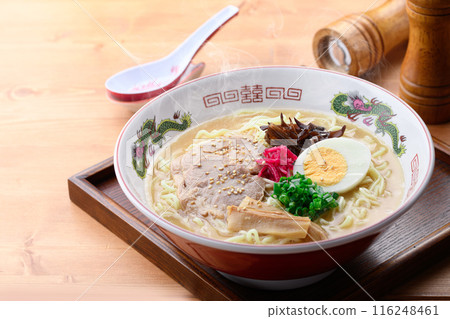 熱氣騰騰的鐵板醬油豬骨拉麵 116248461