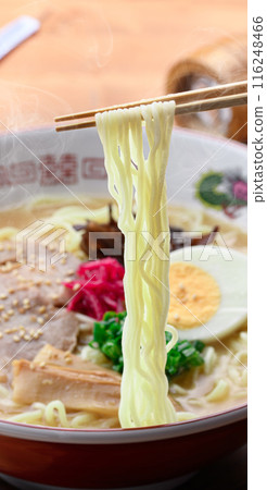 熱氣騰騰的鐵板醬油豬骨拉麵 116248466