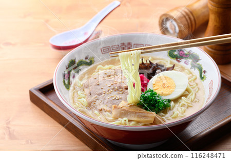 Steaming, sizzling soy sauce and pork bone ramen Steaming, sizzling soy sauce and pork bone ramen 116248471