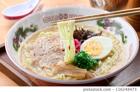 Steaming, sizzling soy sauce and pork bone ramen 116248473