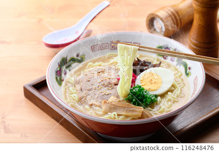 Steaming, sizzling soy sauce and pork bone ramen 116248476