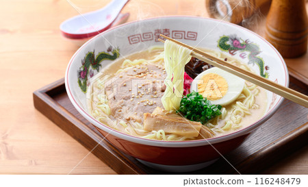 Steaming, sizzling soy sauce and pork bone ramen 116248479