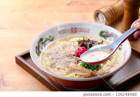 Steaming, sizzling soy sauce and pork bone ramen Steaming, sizzling soy sauce and pork bone ramen 116248480