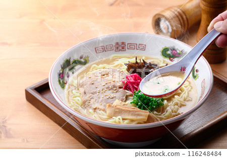Steaming, sizzling soy sauce and pork bone ramen Steaming, sizzling soy sauce and pork bone ramen 116248484