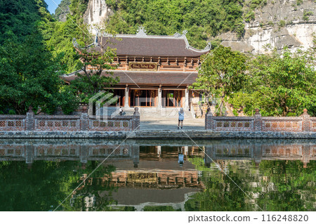 寧平遊船之旅停靠的寺廟，帶您划船穿越越南河內的山谷河流 116248820