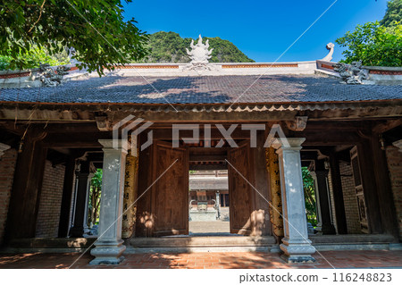 寧平遊船之旅停靠的寺廟,帶您划船穿越越南河內的山谷河流 寧平遊船之旅停靠的寺廟,帶您划船穿越越南河內的山谷河流 116248823