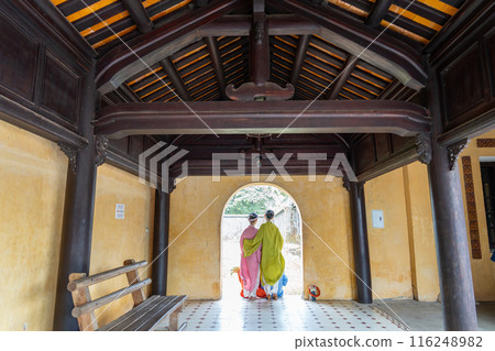 國慶日，身著正裝的女孩們在順化皇宮拍照留念，順化皇宮是世界遺產，保存越南最後一個王朝的輝煌。 116248982