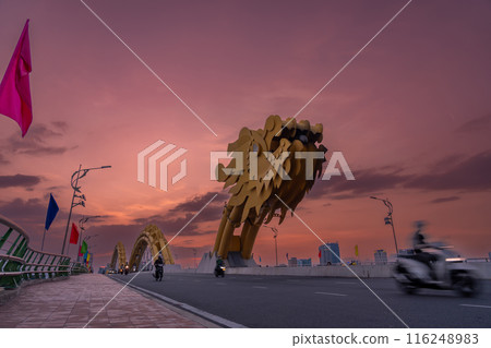 晚上，摩托車和汽車在龍橋上行駛，這是越南峴港的著名特色 116248983