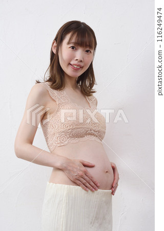 日本年輕孕婦把手放在大肚子上 116249474