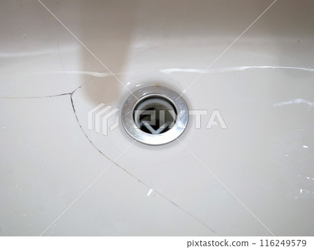 Renovating a broken washbasin after 35 years of use 116249579