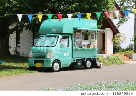 旅遊景點花園前銷售咖啡和其他飲料的流動售貨車。 116249889