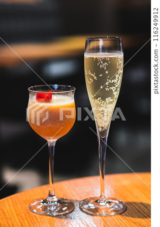 Cocktails and champagne 116249912