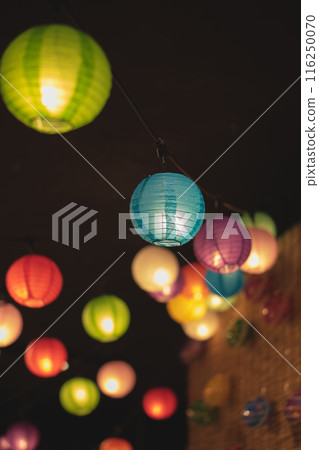 夜晚的夏季節慶形象色彩繽紛的燈籠 116250070