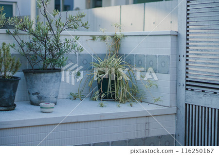 Stylish tiled terrace 116250167