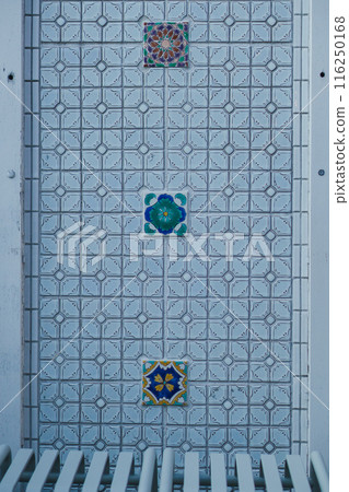 Stylish tiled terrace 116250168