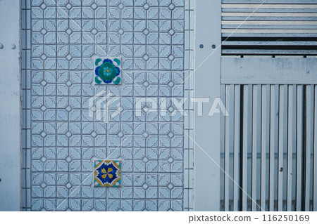 Stylish tiled terrace 116250169