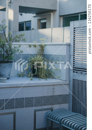 Stylish tiled terrace 116250170