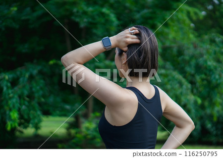 Exercising women in their 20s and 30s Exercising women in their 20s and 30s 116250795