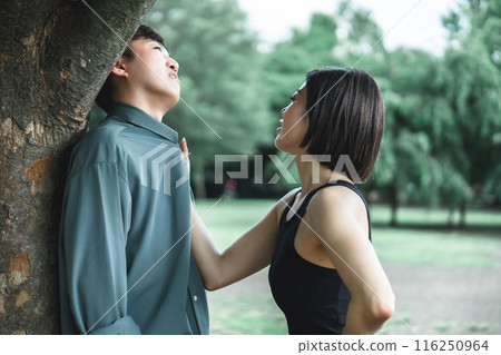 Fighting couple 116250964
