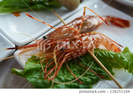 Fresh live shrimp served on skewers Fresh live shrimp served on skewers 116251184