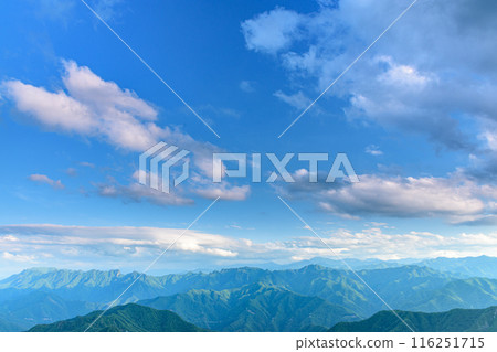 從Mikahoko Super Forest Road展望台看到的晴朗的天空和山脈/群馬縣 116251715