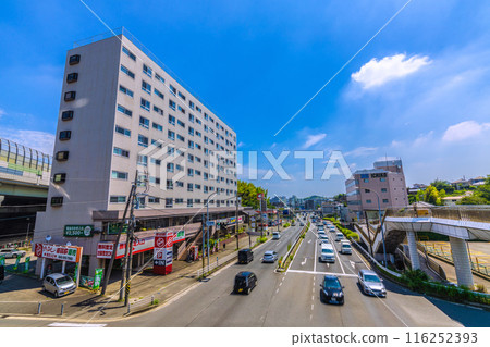 日本橫濱城市景觀，七月。江田站東十字路口、國道246號線、東急江田站住宅等的景色=第4 116252393