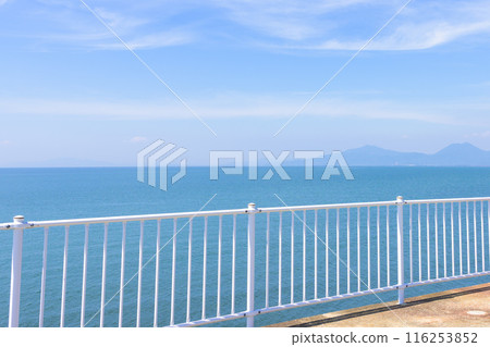 從道之站海岸眺望晴朗的藍天(宇土濱海好色館)(宇土市下密田町) 從道之站海岸眺望晴朗的藍天(宇土濱海好色館)(宇土市下密田町) 116253852