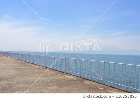 從道之站海岸眺望晴朗的藍天(宇土濱海好色館)(宇土市下密田町) 從道之站海岸眺望晴朗的藍天(宇土濱海好色館)(宇土市下密田町) 116253856