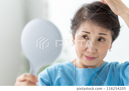 Women who wear wigs Hair care 116254205