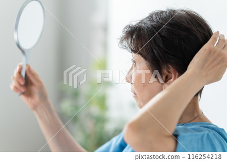 戴假髮的女性護髮 116254218
