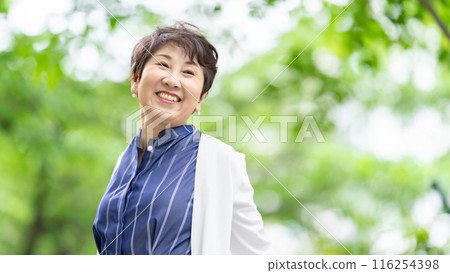 高級女性新鮮綠色伸展生長 116254398