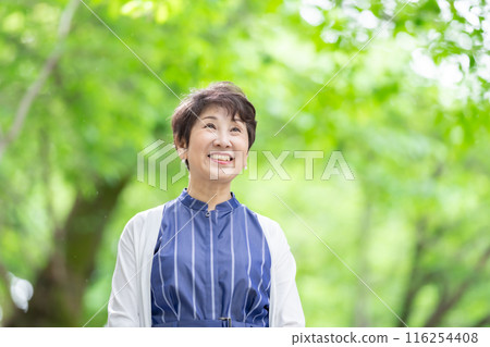 高級女性新鮮綠色肖像 116254408