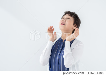 Senior women worry about thinking Senior women worry about thinking 116254488