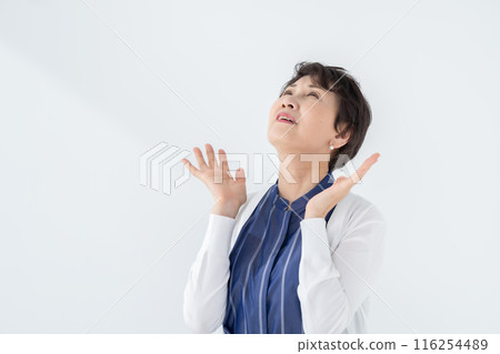 Senior women worry about thinking 116254489