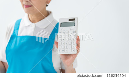 Woman in an apron, money, calculator, gamaguchi 116254504
