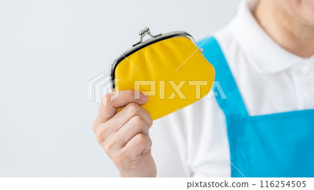 Woman in an apron, money, calculator, gamaguchi 116254505