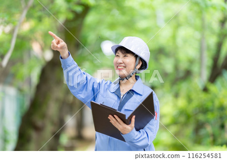 工作服的婦女，新鮮的綠色盔甲 116254581