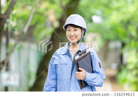工作服的婦女，新鮮的綠色盔甲，片劑 116254615