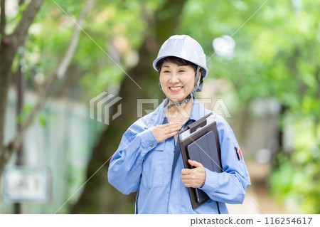 工作服的婦女，新鮮的綠色盔甲，片劑 116254617