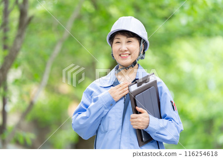 工作服的婦女，新鮮的綠色盔甲，片劑 116254618